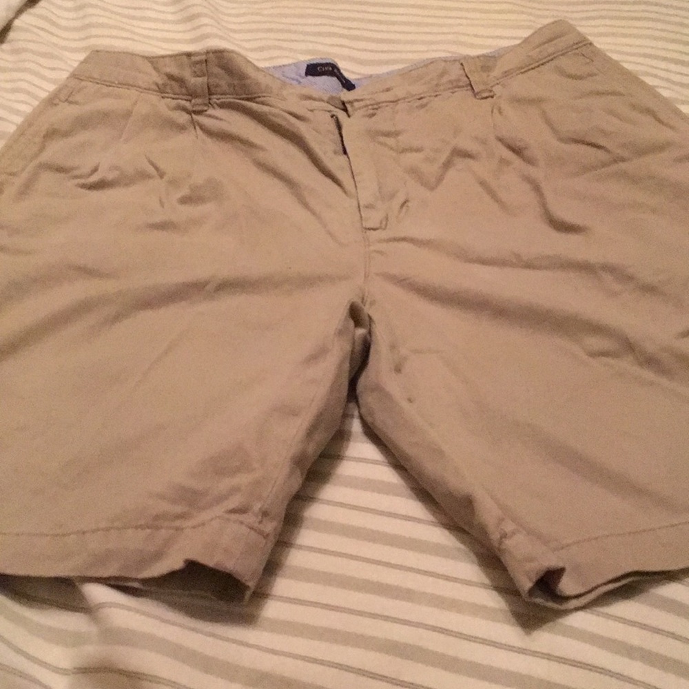 Men’s beige shorts with front & back pockets
